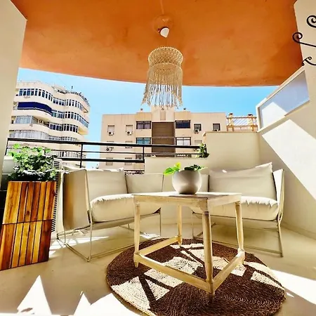 Luxurious With Pool شقة